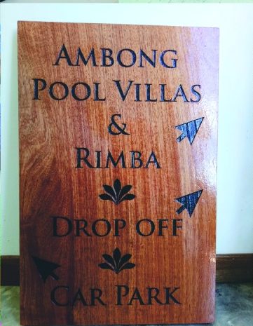 Papan arah kayu Ambong Pool Villas